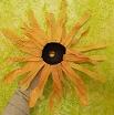 girasole di plastica realizzato riciclando vecchie bottiglie